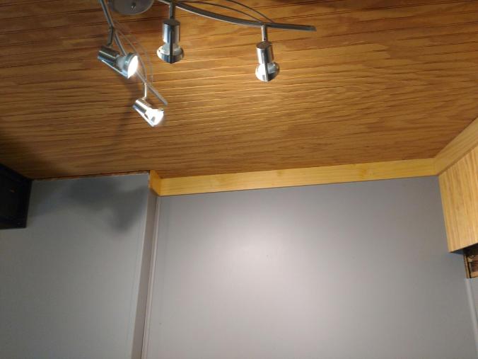 RR desk corner ceiling trim